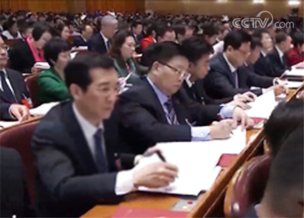 紧跟时代步伐 倾听两会声音——EBET易博药业组织收看第十三届全国人民代表大会开幕式