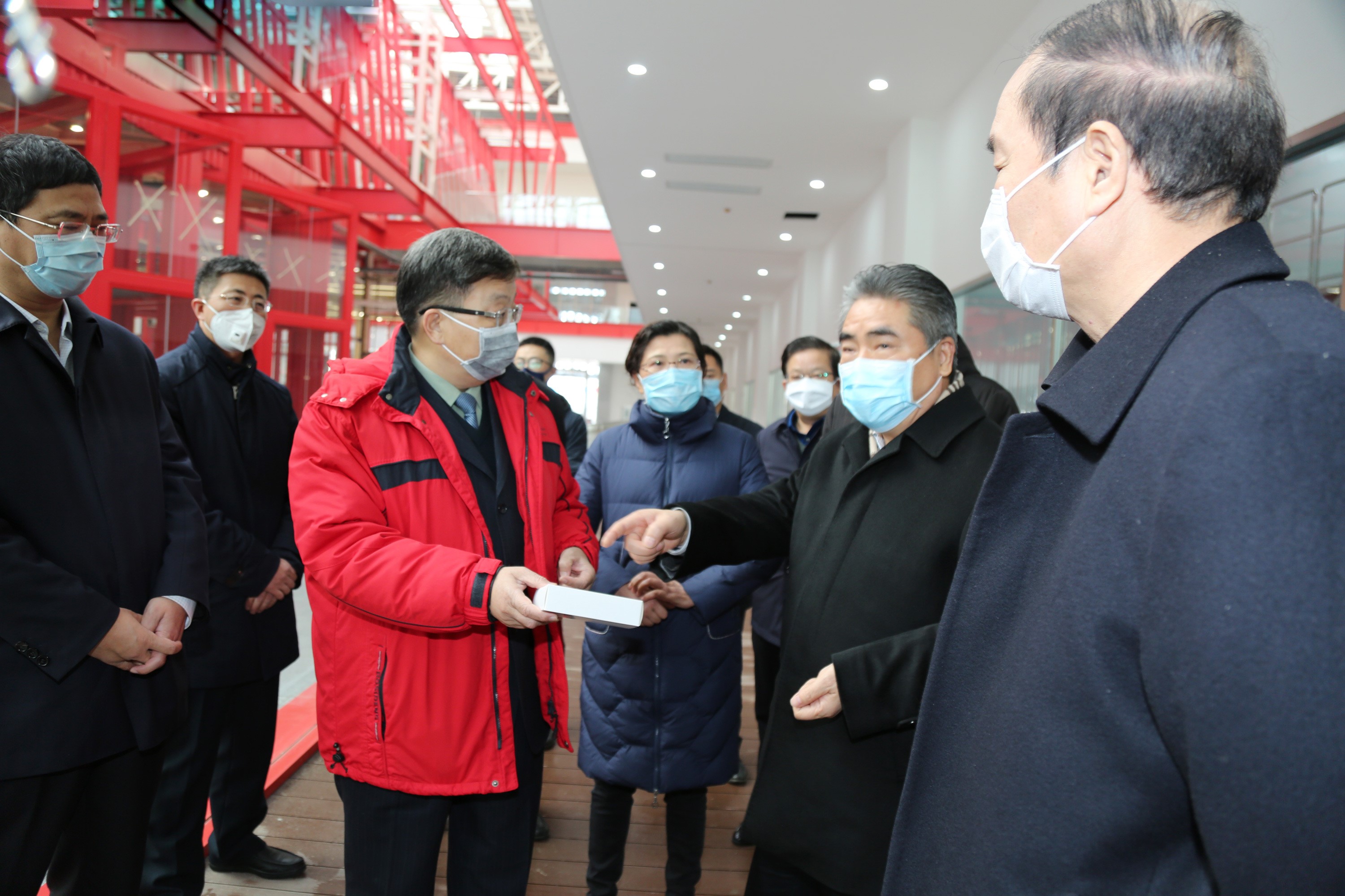 市委书记项雪龙一行莅临EBET易博药业 关怀指导新冠肺炎防控药物生产工作