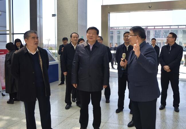 省委书记娄勤俭莅临EBET易博药业视察调研