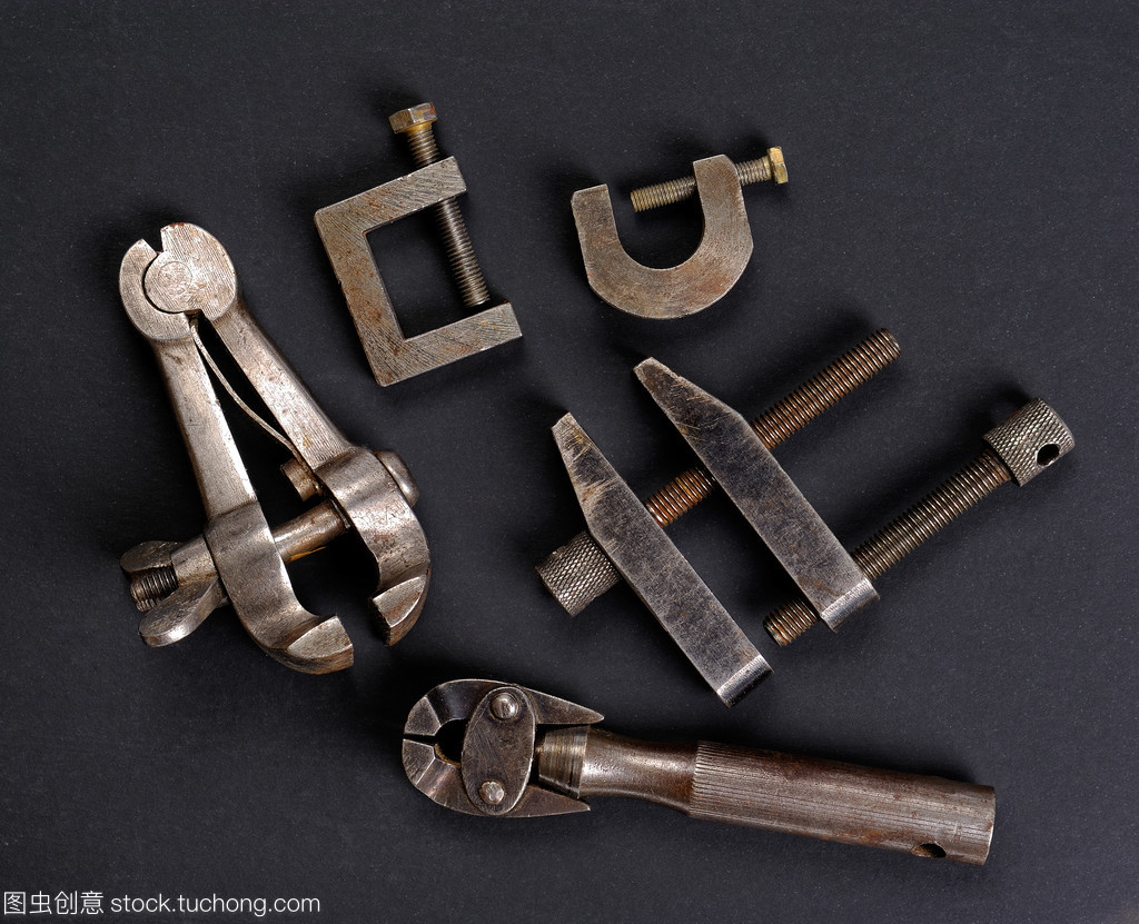 旧金属制品的螺钉夹在暗色背景
